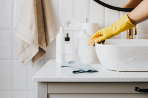 Sociétés de ménage : un partenariat stratégique pour les conciergeries en location courte durée